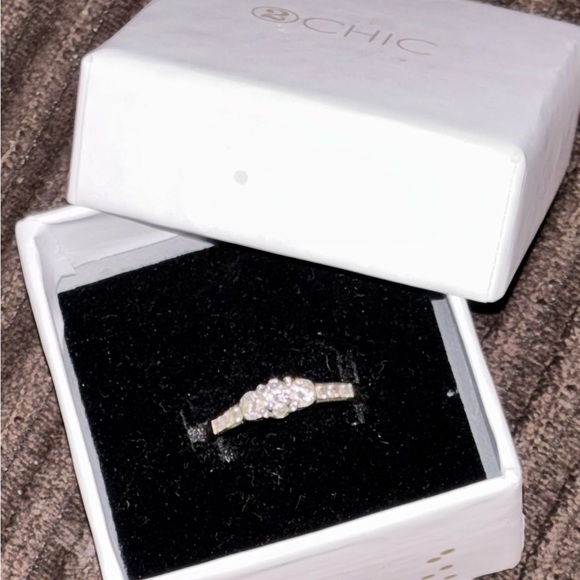 14K White Gold Diamond Ring
Size 9.5 with white gold ring guard - Picture 5 of 12